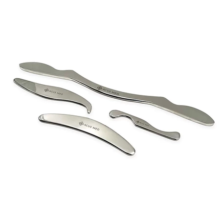 Set mit 4 IASTM-Werkzeugen für die Weichteiltherapie in einem Acus Med-Koffer